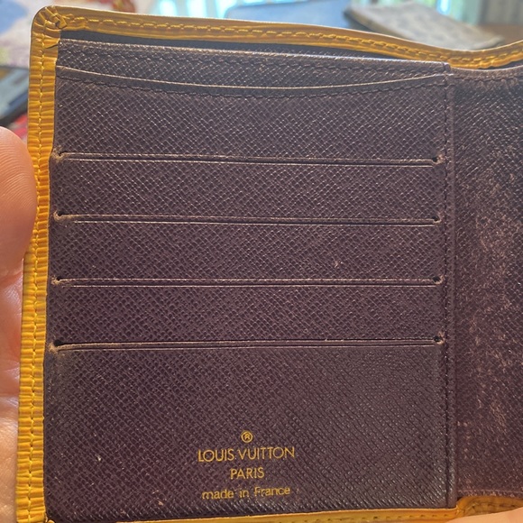 Authentic Louis Vuitton Epi bifold wallet - Picture 4 of 10